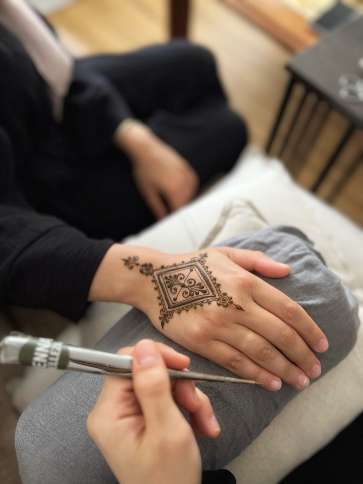 Schablone + Premium Hennatube + Fixing Spray - 3 Teiliges Starter Henna Set I Henna Essentials for Beginners