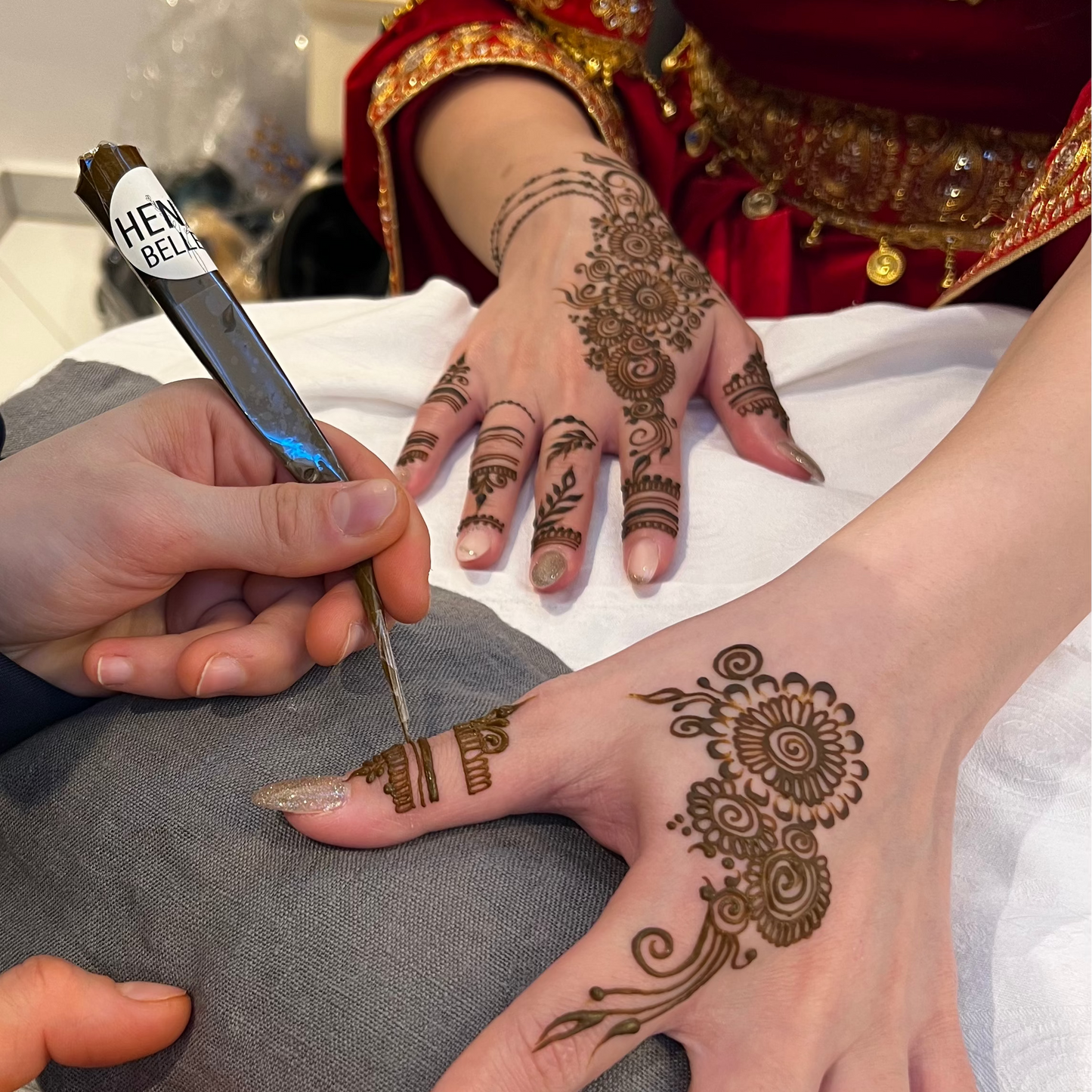 Ultimativer Henna-Guide: Meistere die Henna-Kunst – von den Grundlagen bis zu Profi-Tipps! Mische Premium-Hennapaste und kreiere beeindruckende Kunstwerke auf Haut.