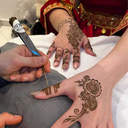 Ultimativer Henna-Guide: Meistere die Henna-Kunst – von den Grundlagen bis zu Profi-Tipps! Mische Premium-Hennapaste und kreiere beeindruckende Kunstwerke auf Haut.