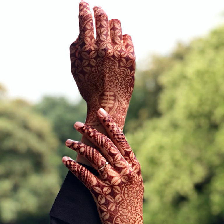 Ultimativer Henna-Guide: Meistere die Henna-Kunst – von den Grundlagen bis zu Profi-Tipps! Mische Premium-Hennapaste und kreiere beeindruckende Kunstwerke auf Haut.